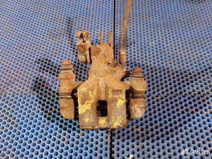 Суппорт задний правый Kia Shuma II