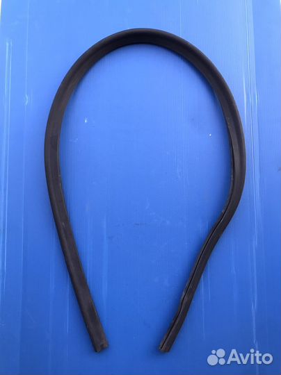 Уплотнитель капота 3G0823723 Passat B8