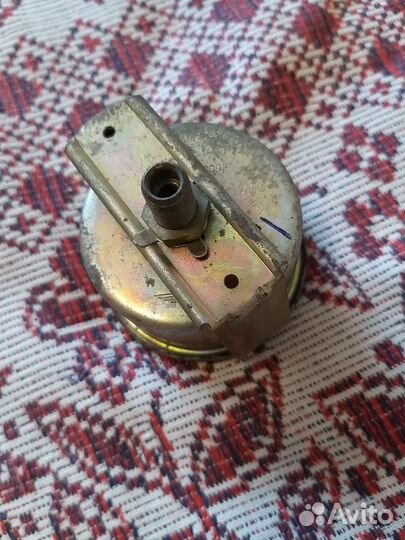 Манометр для измерения давления масла в двигателе