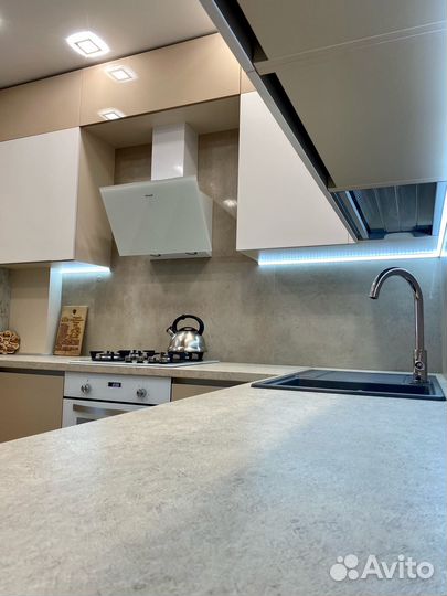 Угловая кухня под потолок на заказ в Челябинске