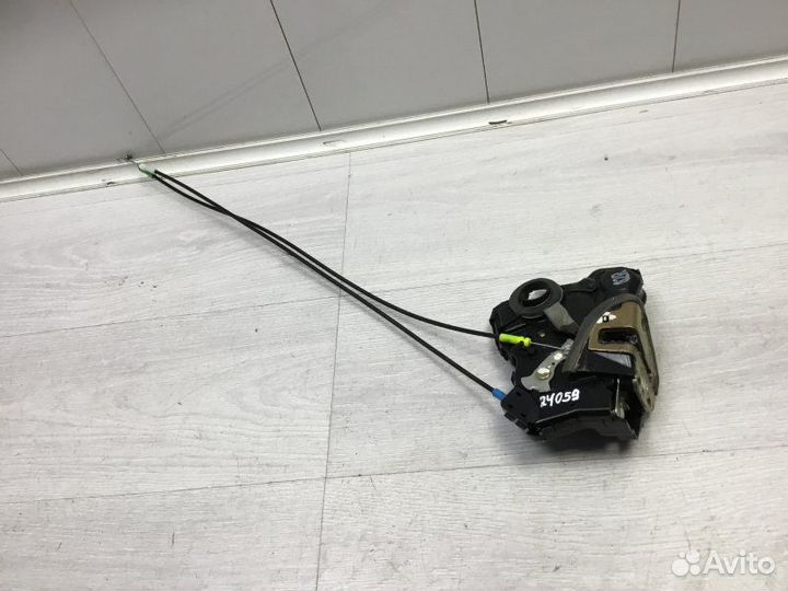 Замок двери передний правый Toyota Avensis 1.8