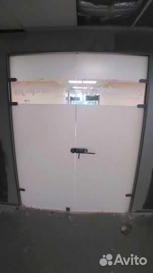 Стеклянная дверь по индивидуальным размерам