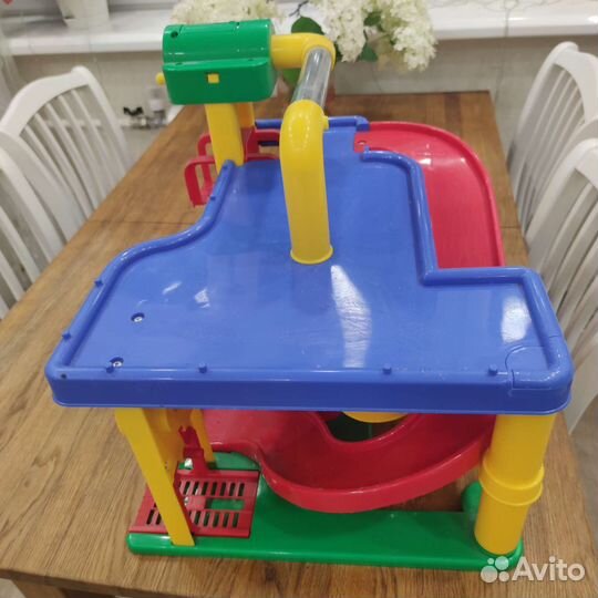 Детская парковка для машинок