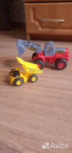 Игрушка трактор и самосвал