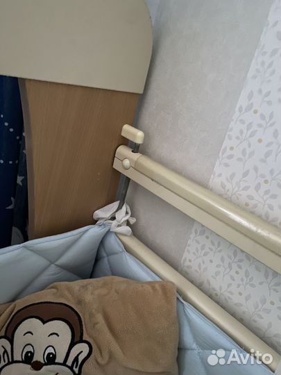 Детская кроватка с маятником