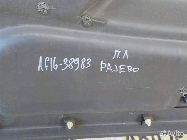 Обшивка двери передней левой Mitsubishi Pajero II