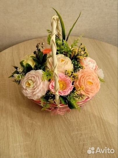 Букет пионов в корзине