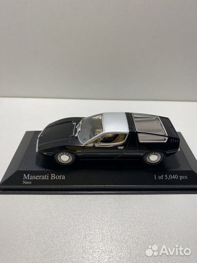 Коллекционная модель автомобиля в масштабе 1:43