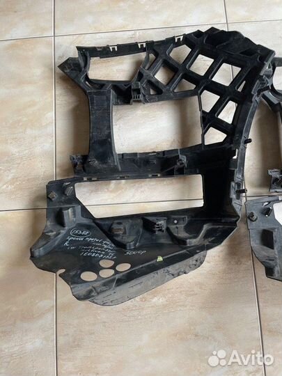 Кронштейн бампера передний правый Volkswagen