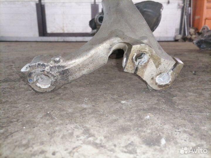 Кулак передний правый Audi A8 D3