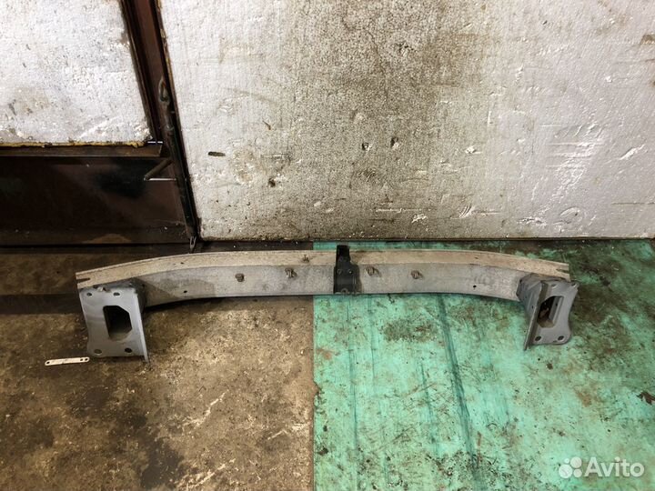 Усилитель переднего бампера Тойота Королла Версо