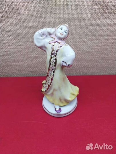 Фарфоровые статуэтки старая Гжель