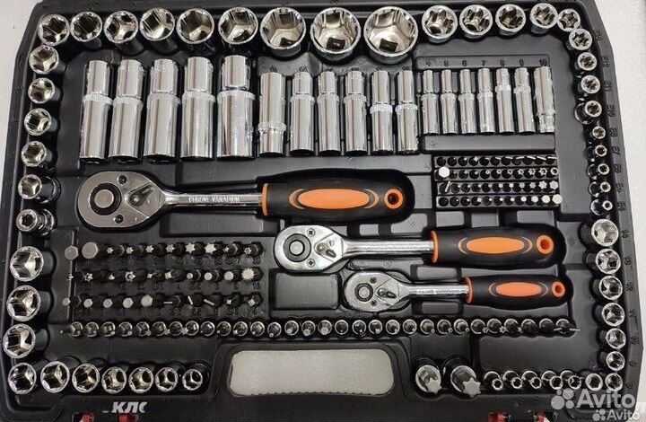 Набор инструментов и ключей головок