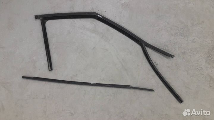 Направляющая стекла передней правой Skoda Fabia