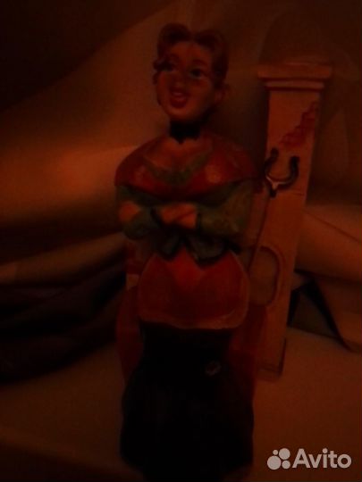 Подсвечник с лебедем,девушка у печки