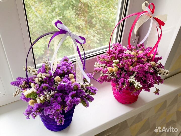 Букеты из сухоцветов в корзинке