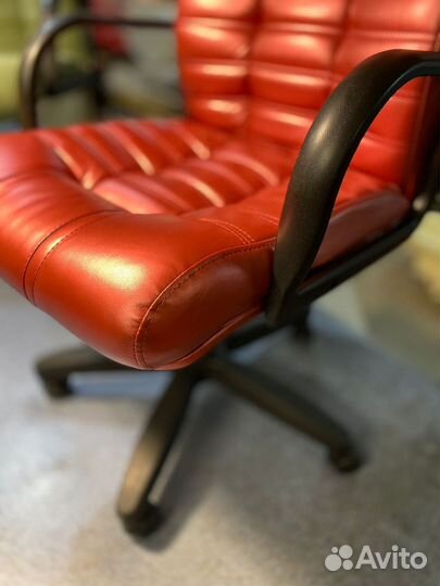 Офисное кресло