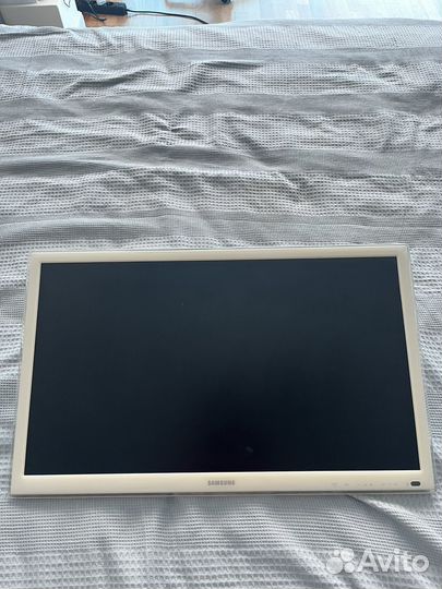 Телевизор Samsung UE27D5010NW с кронштейном