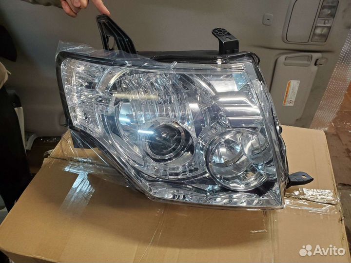 Фара правая под ксенон Паджеро 4