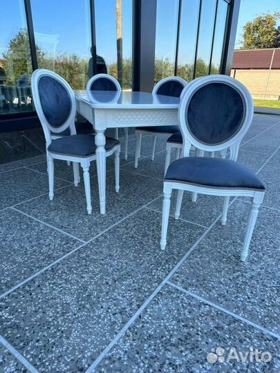 Стол со стульями