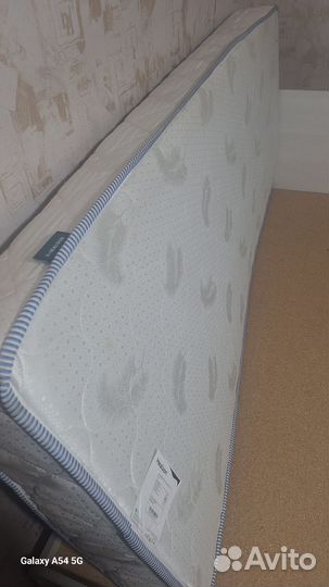 Кровать с матрасом бу 90200