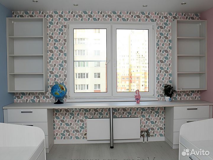 Школьный стол для двоих у окна