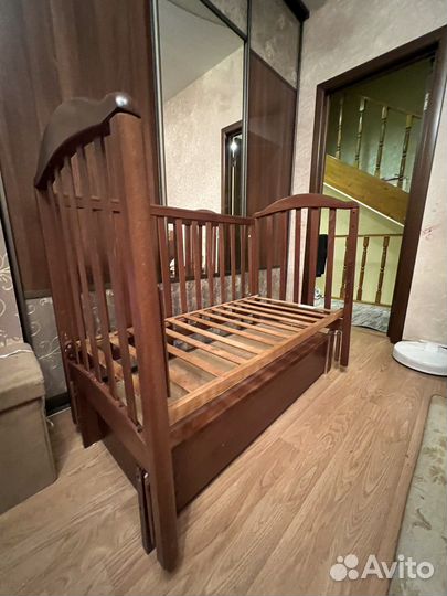 Детская кроватка с маятником и ящиком