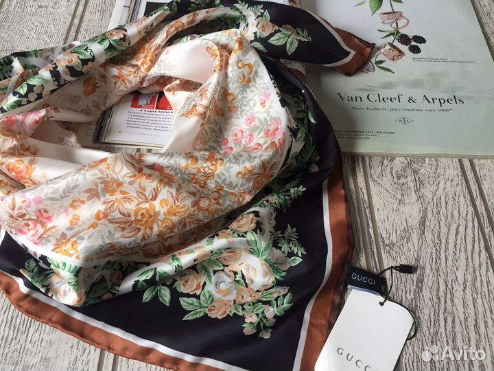 Молочный платок Gucci