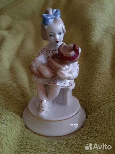 Фарфоровая статуэтка Девочка с мишкой зхк Полонне