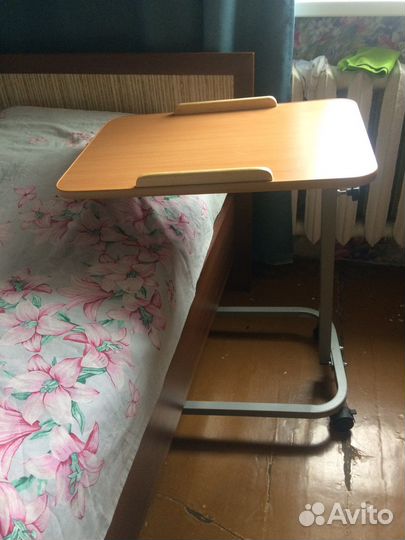 Передвижной столик