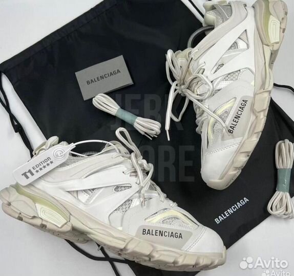 Кроссовки balenciaga track 1 белые на руках