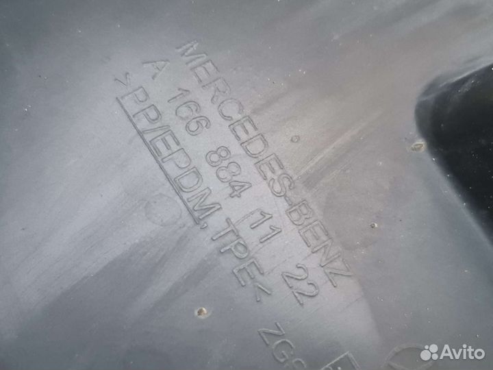 Передний левый подкрыльник Mercedes W166