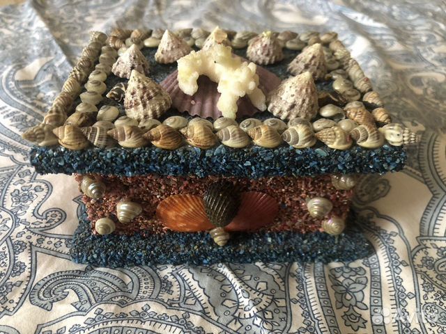 Шкатулка из раковин и кораллов