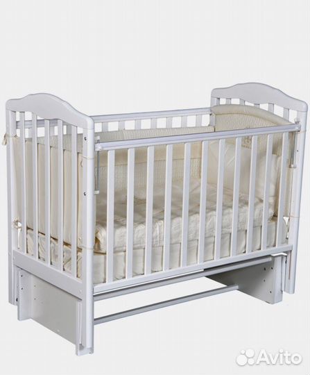 Кровать для новорожденных с маятником