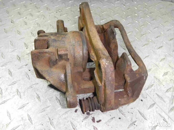 Суппорт передний правый Mitsubishi Carisma (DA)