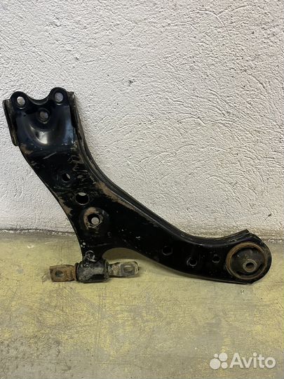 Рычаг передний левый