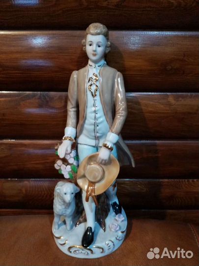 Статуэтки фарфоровые и разные фигурки