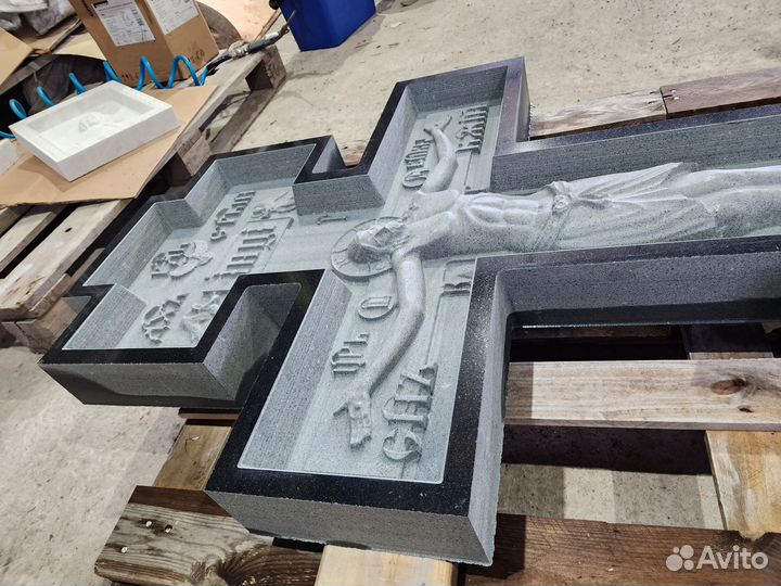 Резной гранитный крест памятник