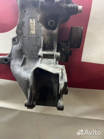 Рено дастер кронштейн генератора