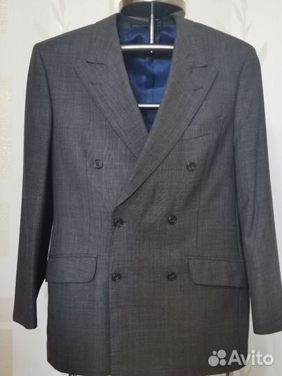 Двубортный костюм