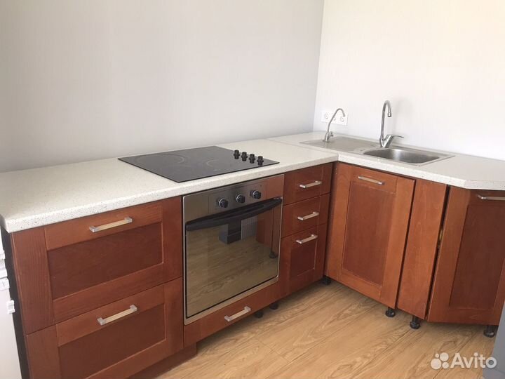 Кухонный гарнитур с техникой и фасадами из дерева