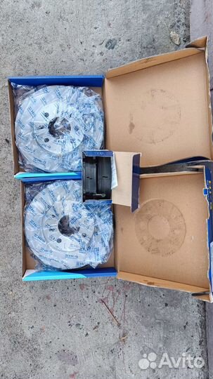 Передние тормозные диски и колодки