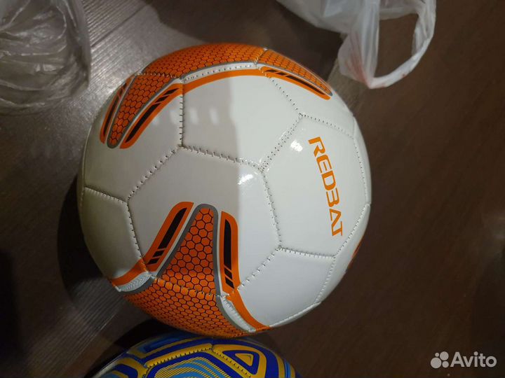 Футбольный мяч и Волейбольный мяч