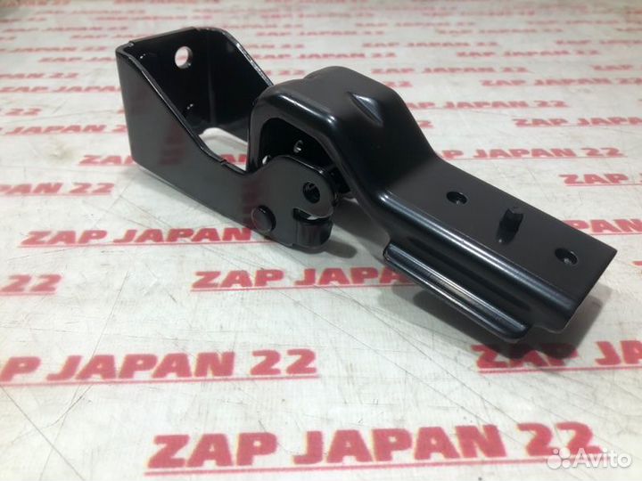 Петля держателя запасного колеса Mitsubishi Pajero