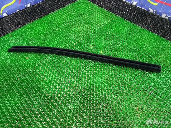 Молдинг стекла внутренний задний левый Mitsubishi