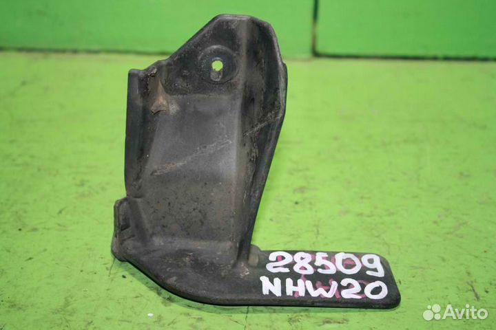 Брызговик toyota prius NHW20 задний правый