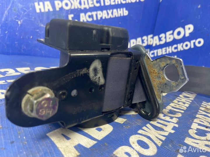 Передний правый ремень безопасности. Isuzu Elf