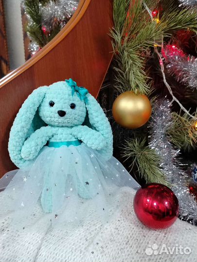 Плюшевый заяц вязаный