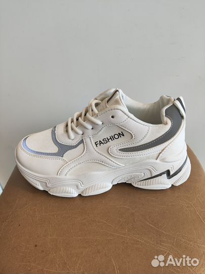 Кроссовки женские