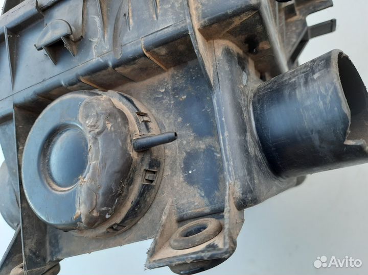 Корпус воздушного фильтра Volkswagen Passat B3